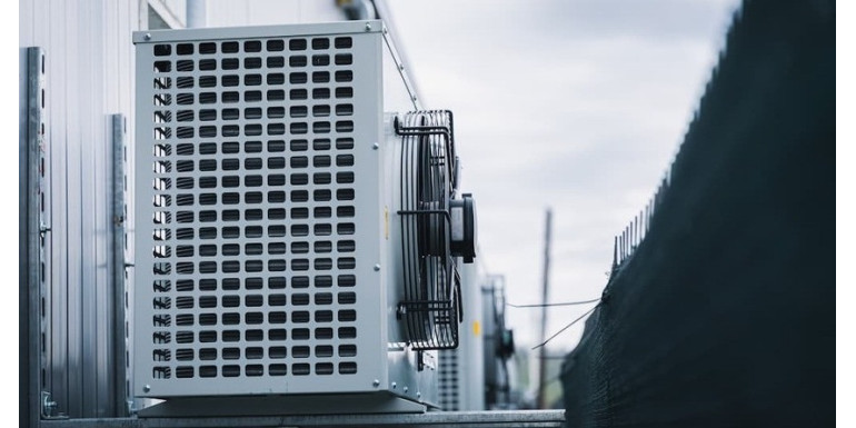 Jak prawidłowo zamontować jednostkę zewnętrzną klimatyzacji, aby uniknąć hałasu i wibracji?