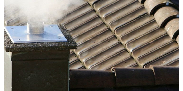 Komin tradycyjny oraz stalowy, a kominek