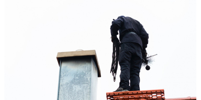 Kiedy i co ile należy czyścić komin? Przeglądy kominiarskie