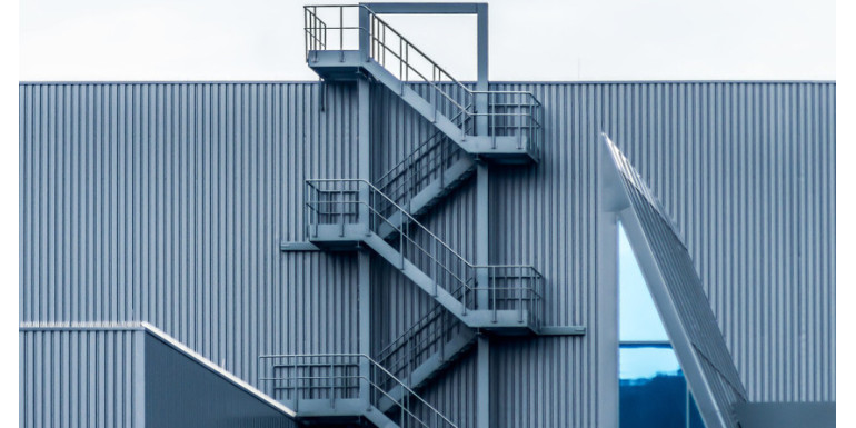 Gdzie stosuje się schody metalowe?