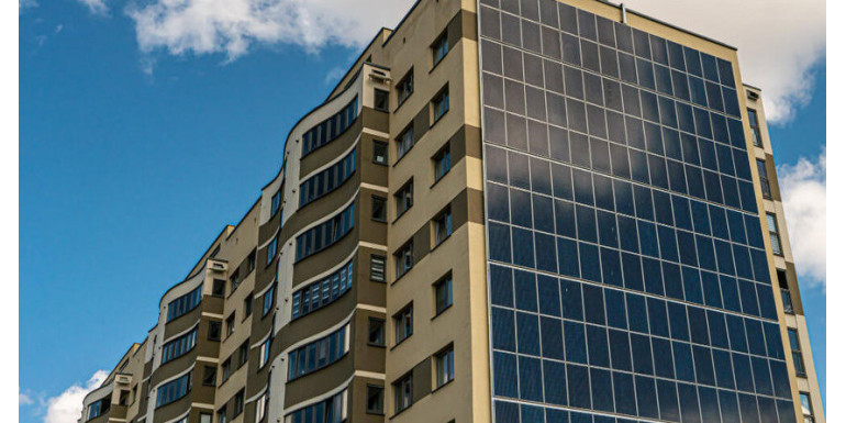 Montaż paneli fotowoltaicznych na ścianie budynku