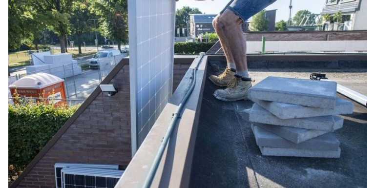 Jak wykonać montaż paneli fotowoltaicznych na dachu płaskim z papy?